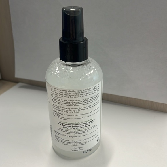 The Laundress New York CREASE RELEASE Fabric Wrinkle Remover Spray 8oz 250ml NEW - Picture 2 of 3